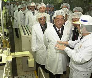 북한 경제시찰단이 롯데제과 공장을 방문해 스낵 등 제과류의 제조 공정에 대해 설명을 듣고 있다. - 사진=공동취재단