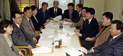 한국정책학회 대선공약 연구팀이 각당 정책담당자 초청 토론회의 운영방안에 대해 논의하고 있다. - 박영대기자