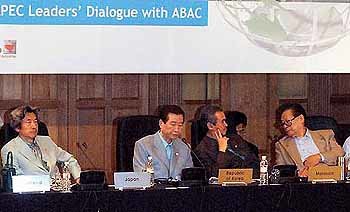 김대중 대통령이 'APEC 기업인 자문위원회와의 대화' 모임에 참석해 미국 중국 일본 정상들과 나란히 앉아 있다. - 연합