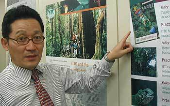 마환옥씨가 국제열대목재기구 사무실에서 산림녹화 현장에 대해 설명하고 있다. - 요코하마=이영이특파원