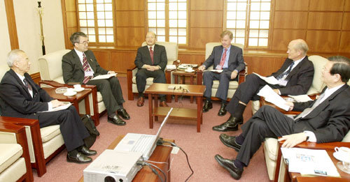 일본, 중국, 미국, 영국, 한국 물리학회장들이 21세기 물리학의 발전 전망과 인간 생활의 변화에 대해 열띤 토의를 하고 있다.-전영한기자