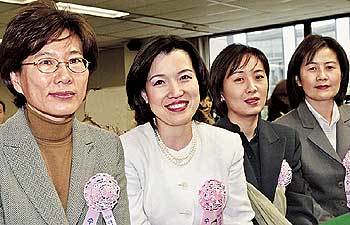 29일 중소기업청과 여성경제인협회가 주관한 '제3회 여성창업경진대회'에서 수상자 4명이 시상식을 마친 뒤 포즈를 취했다. - 권주훈기자