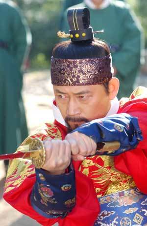 6일 시작하는 KBS2 ‘장희빈’에서 카리스마 넘치는 숙종을 보여주기 위해 검술 연습장면을 찍고 있는 탤런트 전광렬.사진제공 KBS