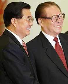 장쩌민 국가주석이 후진타오 부주석의 손을 붙잡고 사진촬영에 응하고 있다. - 베이징로이터연합