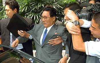 말레이시아 콸라룸푸르에서 일본과 수교회담을 하고 있는 북측 대표단의 정태화 대표(왼쪽에서 두번째)가 삼엄한 경호속에서 승용차에 오르고 있다. - 콸라룸푸르AP연합