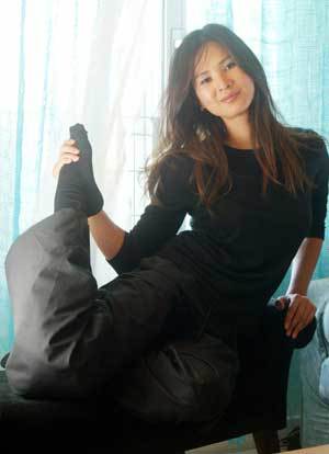 서울 청담동 자택 거실 창가에서 요가를 하고 있는 퍼트주식회사의 이소라 사장./신석교 기자