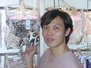 임프레션 디자인실의 청일점인 윤종기씨가 자신이 디자인한 호랑이무늬 브래지어와 팬티를 들어 보이고 있다.-사진제공 임프레션