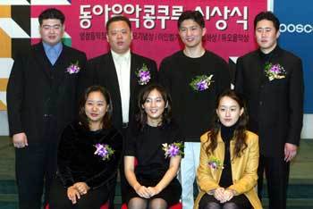 제42회 동아음악콩쿠르 각부문 1위 수상자들이 시상식 후 한자리에 모였다. 앞줄 왼쪽부터 첼로부문 문서영, 비올라부문 임혜진, 바이올린부문 조가현씨. 뒷줄 왼쪽부터 콘트라베이스부문 조용우씨, 트롬본부문 김솔씨, 호른부문 이동곤씨, 트럼펫부문 성재창씨. 변영욱기자 cut@donga.com