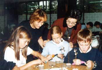 국립민속박물관을 찾은 영국인학교 학생들이 솟대깎기 체험 학습을 하고 있다./사진제공 국립민속박물관