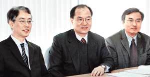 사진 왼쪽부터 정문건 전무, 심상달 연구위원, 박원암 교수.-이훈구기자