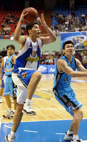 서장훈(왼쪽)의 골밑 돌파를 김주성이 가로막고 있다.[변영욱기자]