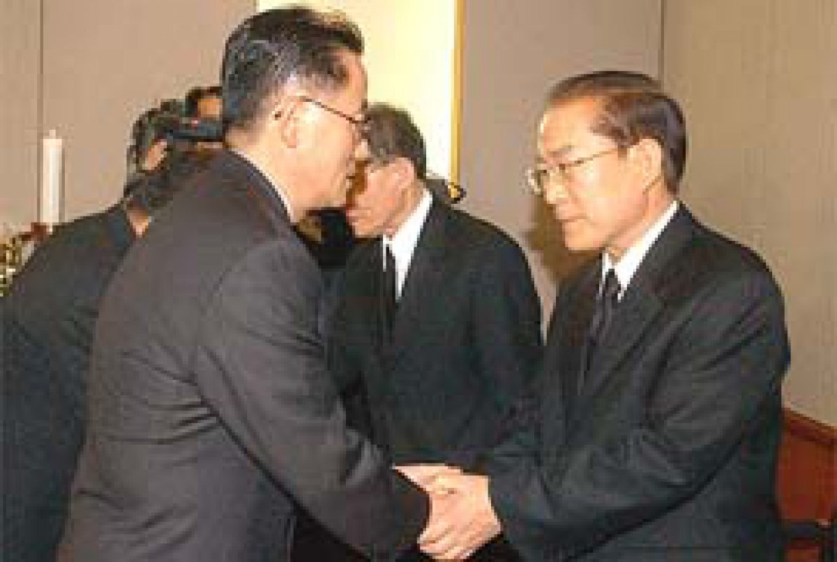 한나라당 이회창 대통령후보(오른쪽)가 31일 저녁 삼성서울병원 장례식장에 차려진 부친 이홍규옹의 빈소로 조문 온 박지원 대통령비서실장과 악수하고 있다. [국회사진기자단]