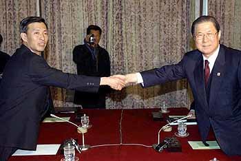 남북 적십자 실무접촉 남측 대표인 이병웅 대한적십자사 총재특보(오른쪽)와 북측 이금철 조선적십자회 중앙위원이 인사를 나누고 있다. - 금강산=사진공동취재단