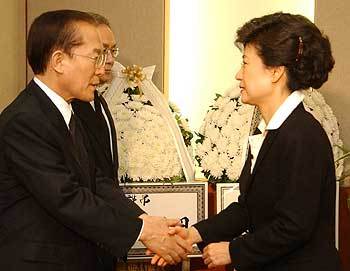 박근혜 한국미래연합대표(오른쪽)가 한나라당 이회창 대통령후보 부친 빈소를 조문하고 있다. - 국회사진기자단