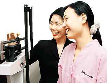 마리프랑스 보디라인의 보디 디자이너(왼쪽)가 고객과 함께 개인별 체질에 맞는 체형관리 프로그램을 상의하고 있다. - 마리프랑스 보디라인 제공