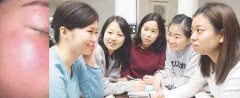 50세 전후 여성의 홍조증이 주로 폐경기 증세로 나타난다면 젊은 여성의 지속적인 홍조증은 주로 ‘모세혈관 확장증’ 때문에 생긴다. 두 경우 모두 치료받으면 삶의 질을 높일 수 있다.이종승기자 urisesang@donga.com