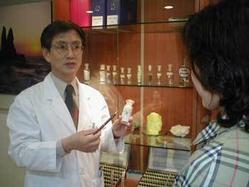동종요법에 사용되는 약품은 1500여가지. 가천의대 길병원 통합의료센터 이성재 교수가 환자와 상담하면서 동종요법 치료약을 설명하고 있다.사진제공 길병원
