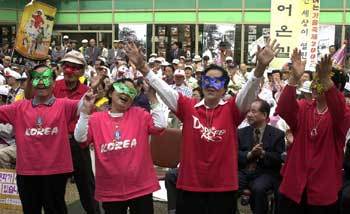 1일 서울노인복지센터 개최의 '노인 축제'에 참가한 노인들이 노래에 맞춰 춤을 추고 있다. 이처럼 다른 사람과 어울리고 대화를 많이 하는 것으로도 치매를 예방하고 인지력을 유지할 수 있다는 연구결과가 나왔다