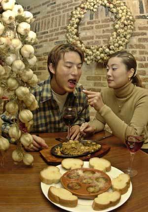 마늘이 다양한 요리에 이용되면서 젊은 세대들도 마늘을 즐겨 먹고 있다. 서울 강남구 압구정 동의 마늘요리 전문점 '매드 포 갈릭'에서 연인들이 드라큘라 킬러와 갈릭 스테이크 등 다양한 마늘요리를 맛보고 있다.권주훈기자 kjh@donga.com