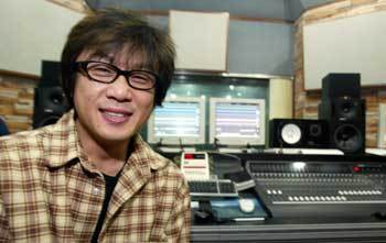 녹음실에서 10년만에 내는 음반의 마무리 작업에 바쁜 전영록씨. 10년이나 20년 전과 별로 달라진 것이 없어 보인다.원대연기자 yeon72@donga.com