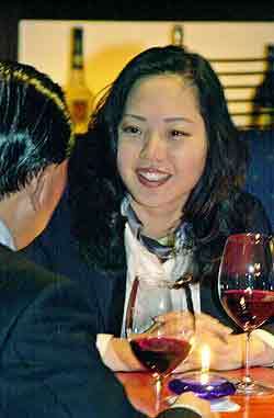 변윤정 대리가 고객과 만나 상담하고 있다. - 권주훈기자