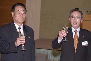 박남기 북한 경제시찰단 위원장(왼쪽)과 전윤철 부총리 겸 재정경제부 장관이 신라호텔에서 열린 만찬에서 건배하고 있다. - 연합