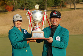SBS프로골프최강전 남녀부에서 각각 정상에 오른 양용은(오른쪽)과 김영이 그린 재킷을 입고 나란히 우승컵을 들어보이고 있다.사진제공 KPGA