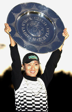 미국LPGA투어에서 감격스러운 올 시즌 첫 승을 거둔 박지은이 우승 트로피를 번쩍 치켜들며 환하게 웃고 있다.나리타AFP연합