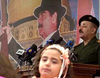 제35회 바그다드 국제무역박람회 개막식에서 타하 야신 라마단 이라크 부통령이 사담 후세인 대통령의 대형사진이 내걸린 행사장에서 연설을 하고 있다. - 바그다드AP연합