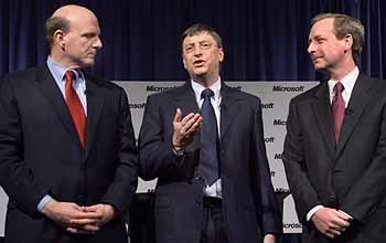 마이크로소프트(MS)사의 빌 게이츠 회장(가운데)이 반독점 소송 관련 타협안이 미국 연방법원에서 승인된 직후 기자회견을 갖고 있다. - 레드먼드로이터연합