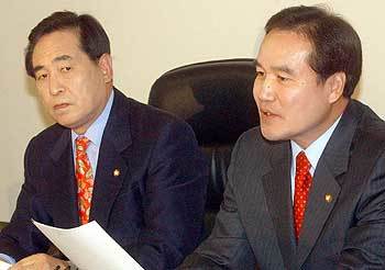 이근진(왼쪽) 김윤식 의원이 3일 국회 의원회관에서 기자회견을 갖고 민주당 탈당을 선언하고 있다. 박경모기자 momo@donga.com