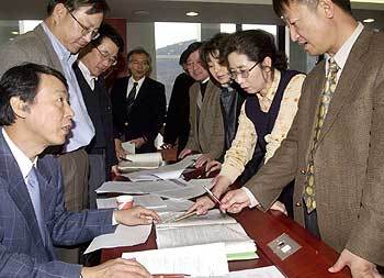 '2002 대통령선거 정책분야별 공약 토론회'를 앞두고 정책학회 소속 회원들이 3일 국민대에 모여 질문 사항 등을 검토하고 있다. - 이종승기자