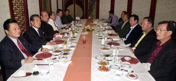 민주당 김원길 박상규 의원 등 ‘후보단일화 추진협의회’ 소속 의원 12명이 3일 저녁 서울 송파구 롯데월드호텔 내 한 음식점에서 만나 후속 탈당 문제를 협의하고 있다.이종승기자 urisesang@donga.com