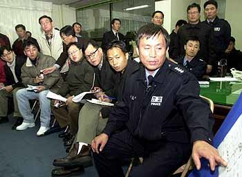 강도를 뒤쫒던 시민을 강도로 오인해 총을 쏴 숨지게 한 전북 전주시 삼천1파출소 김모 경사가 당시 상황을 설명하고 있다. - 전주연합