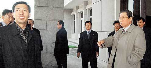 남북적십자 실무접촉 이틀째인 2일 회담이 합의없이 무산된 뒤 이병웅 대한적십자사 총재특보(오른쪽) 등이 회담장을 나서고 있다. - 금강산=사진공동취재단