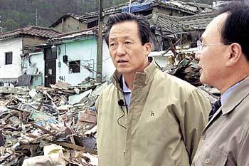 국민통합21 정몽준 의원이 서울 신림동 난곡 재개발지구를 방문해 철거공사 현장을 둘러보고 있다. - 박경모기자