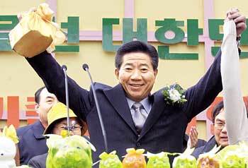 민주당 노무현 대통령후보가 선대위 발대식에서 지지자들이 전달한 후원금보따리를 들어보이고 있다. - 박경모기자