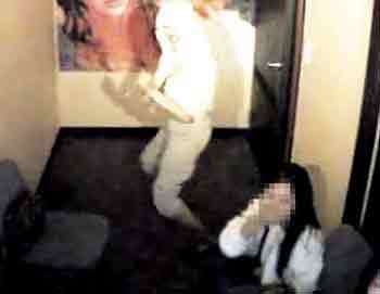 여고생 김모양이 '아이싱어'의 인터넷 노래방 영등포지점에서 카메라를 바라보며 춤을 추고 있다.