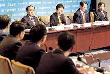 '2002년 대통령선거 정책분야별 공약토론회' 첫날 토론회에서 한나라당 민주당 민주노동당 국민통합21의 정책담당자들이 패널리스트들과 진지한 토론을 벌이고 있다. - 박경모기자
