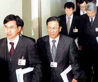 4일 오전 대검찰청에서 열린 확대간부회의를 마친 뒤 검찰 간부들이 어두운 표정으로 회의장을 나서고 있다. - 변영욱기자