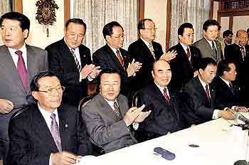 민주당 대통령후보단일화추진협의회 소속 의원 11명이 4일 국회 귀빈식당에서 기자회견을 갖고 탈당을 선언했다. - 서영수기자