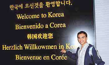 1일 인천공항에 도착한 한 외국인이 독일어로 된 환영인사 중 철자가 'Willkommen'이 아닌'willkowmen'으로 잘못됐다고 지적하고 있다. - 이호갑기자