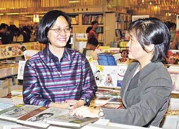 린다 수 박(왼쪽)이 주부 김라미씨와 ‘사금파리 한 조각’을 보며 얘기하고 있다./김동주기자