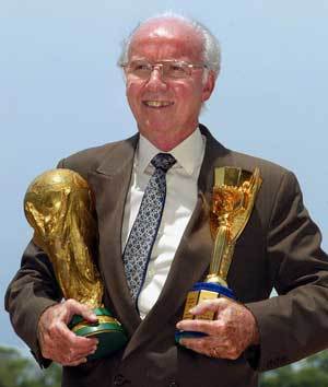 브라질의 명 지도자 자갈로 감독이 월드컵 우승 트로피인 줄리메컵과 FIFA월드컵 모형을 들고 서 있다.-리우데자네이루AFP연합