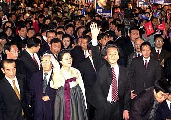 국민통합21 중앙당 창당대회에서 대통령후보와 당 대표로 추대된 정몽준 의원(가운데)이 손을 들어 인사하고 있다. - 연합