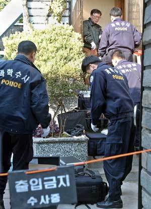 경찰관 감식작업. [연합]