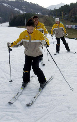 개장을 하루 앞둔 6일 강원도 평창군 용평리조트 안전요원들이 핑크슬로프에서 스키를 타며 슬로프 상태를 점검하고 있다.