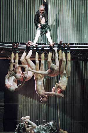 ‘신곡’-지옥-거꾸로 매달린 영혼들./사진제공 LG아트센타