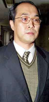 초췌한 표정의 홍경령 검사가 영장실질심사를 받기 위해 서울지방법원 319법정으로 들어가고 있다. - 사진공동취재단