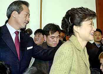 국민통합21 정몽준 대통령후보(왼쪽)와 한국미래연합 박근혜 대표가 기자들이 지켜보는 가운데 회동장소로 들어서고 있다. - 박경모기자